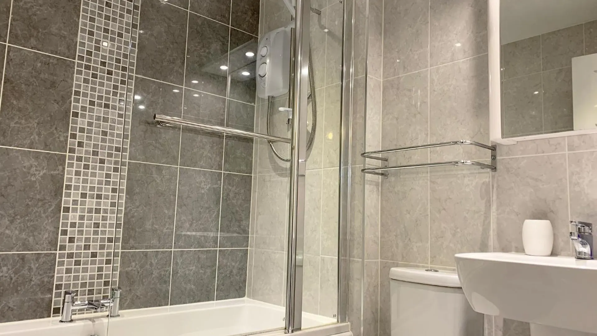 Harbour Penthouse Whitby 아파트